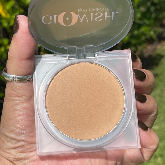 HUDA BEAUTY GloWish Luminous Pressed Powder In 05 Medium - Picture 7 of 12